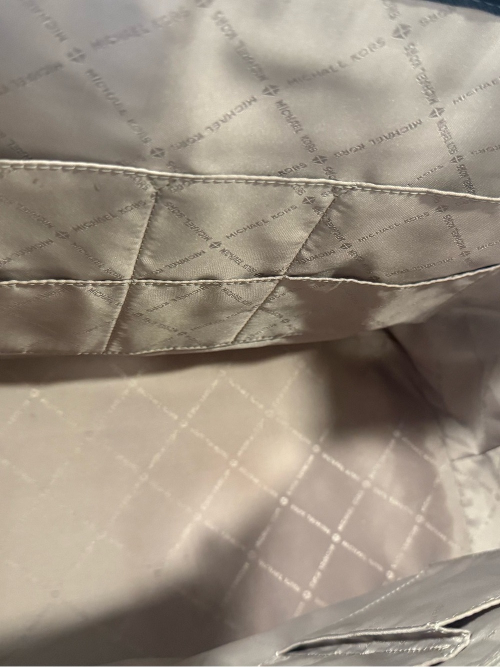 Michael Kors Signature Jet Set Travel Large Drawstring Tote with Center Stripe. - Picture 10 of 13